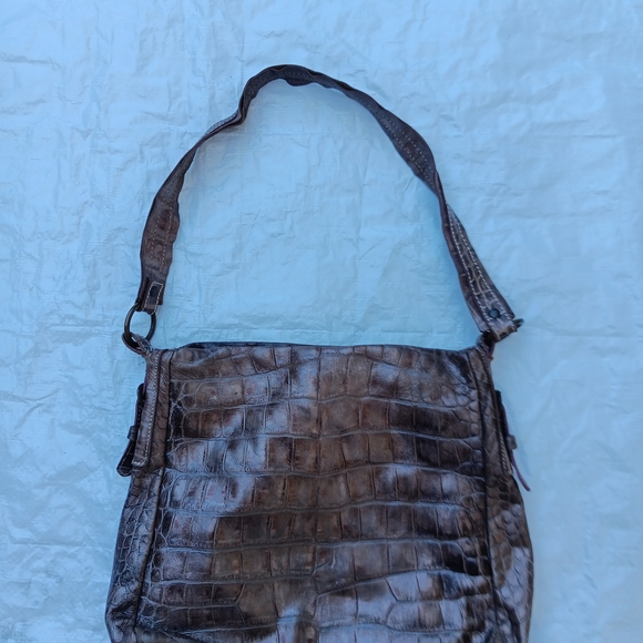 Elegant Brown Crocodile-Embossed Women's Bag - Picture 2 of 4